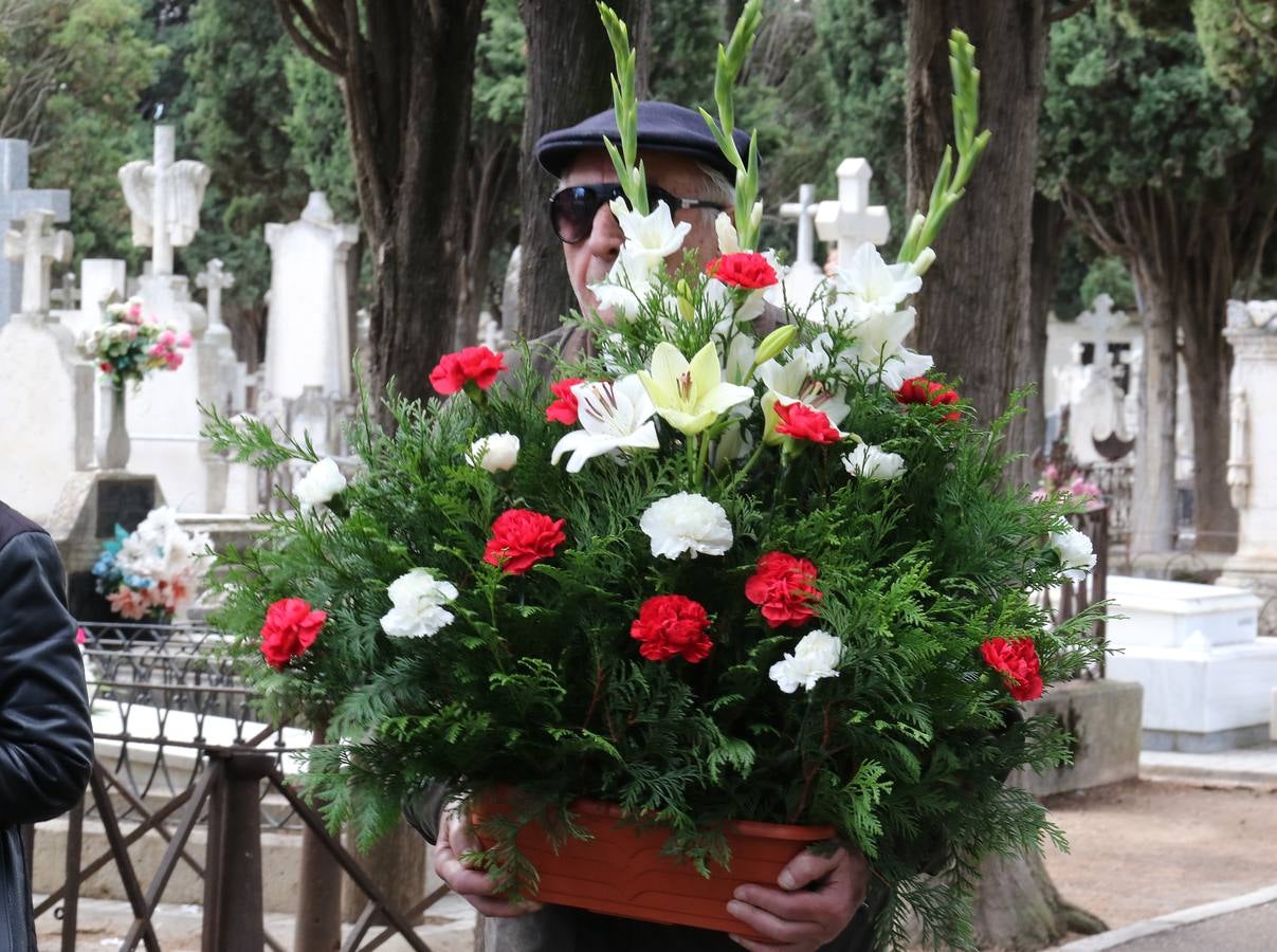 Fotos: Día de Todos los Santos en el cementerio de El Carmen de Valladolid