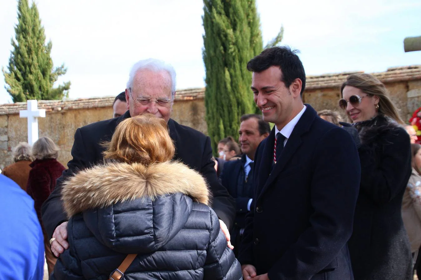 El cardenal Carlos Amigo fue el encargado de llevar a cabo un responso en recuerdo y homenaje a todos lo difuntos que descansan en el cementerio de la localidad