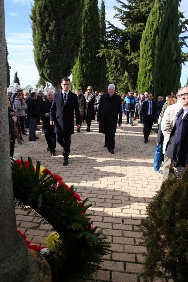 El cardenal Carlos Amigo fue el encargado de llevar a cabo un responso en recuerdo y homenaje a todos lo difuntos que descansan en el cementerio de la localidad