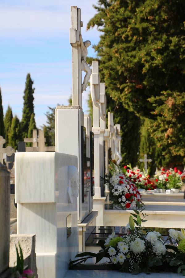 El cardenal Carlos Amigo fue el encargado de llevar a cabo un responso en recuerdo y homenaje a todos lo difuntos que descansan en el cementerio de la localidad