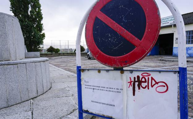 Señal junto al cementerio para prohibir el estacionamiento.