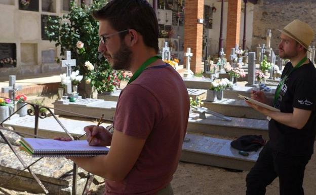 Alumnos del curso de patrimonio cultural, en el cementerio. 