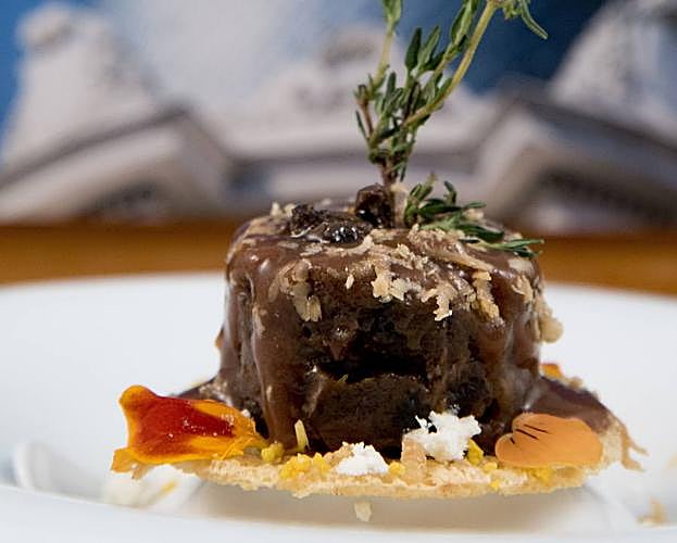 Ave Fénix Pato, de restaurante Ángela. Pato a la Royal sobre Teja de Brioche, Trufa, Foie y Ceniza de Naranja. Pincho de bronce en el Provincial. 