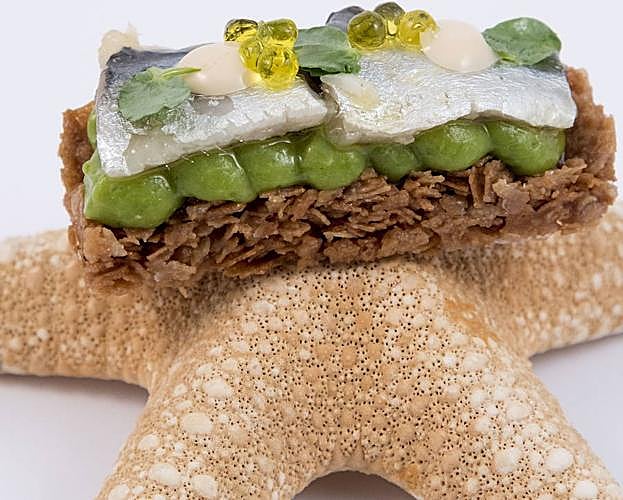 Parrochita de Aquarium Sabores Gastrobar. Pincho de cobre en el Provincial. Base de barquillo con toques marinos, Guacamole de Guisantes, Sardina marinada con germinados de Guisante y esferificación de Alga Codium. 