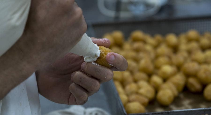 La familia confitera de Maro Valles mantiene esta dulce tradición para la festividad de los Santos