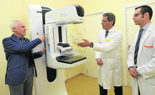 El delegado de la Junta, en el Hospital San Telmo junto al nuevo mamógrafo. 