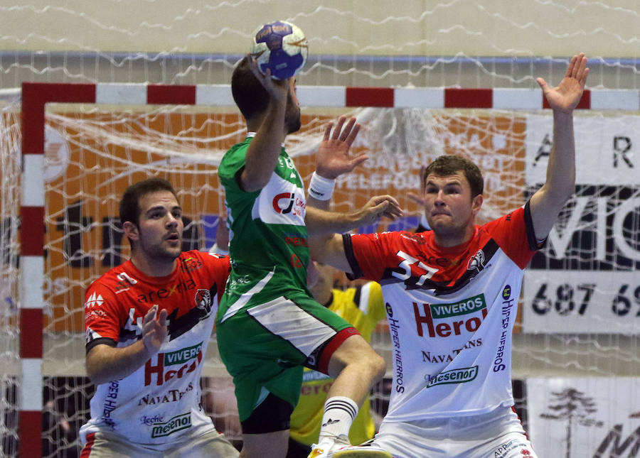Fotos: Victoria del Balonmano Nava ante el Handball Bordils (30-21)