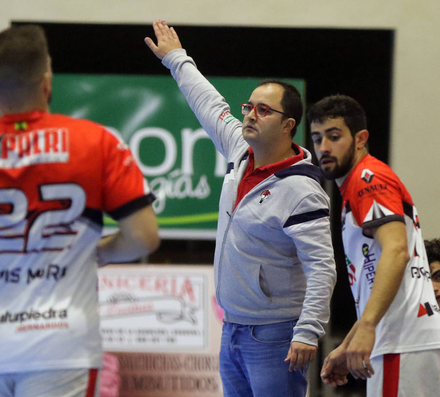 Fotos: Victoria del Balonmano Nava ante el Handball Bordils (30-21)