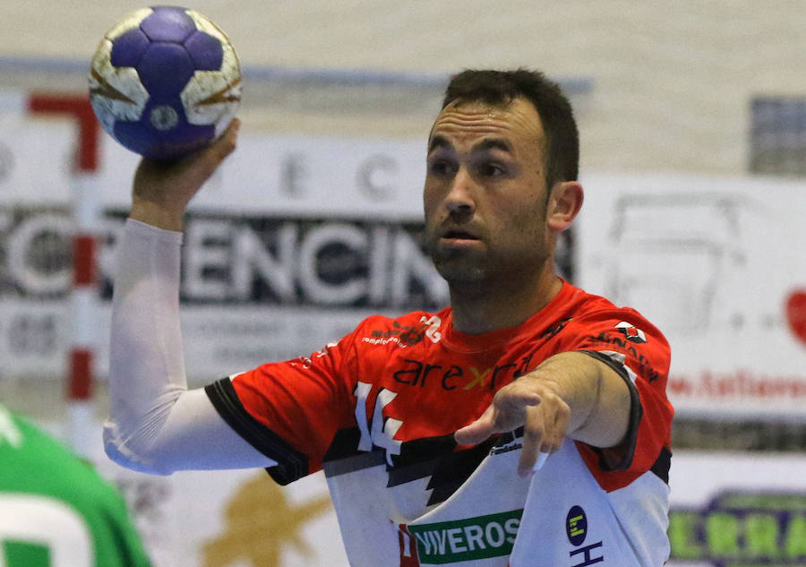 Fotos: Victoria del Balonmano Nava ante el Handball Bordils (30-21)