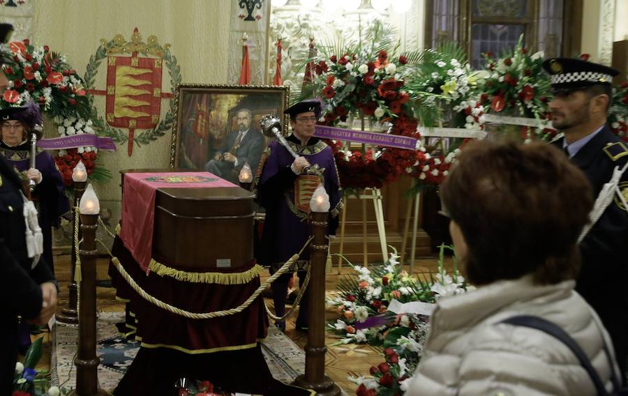 El Ayuntamiento de Valladolid acoge la capilla ardiente por el que fuera su alcalde entre 1979 y 1995