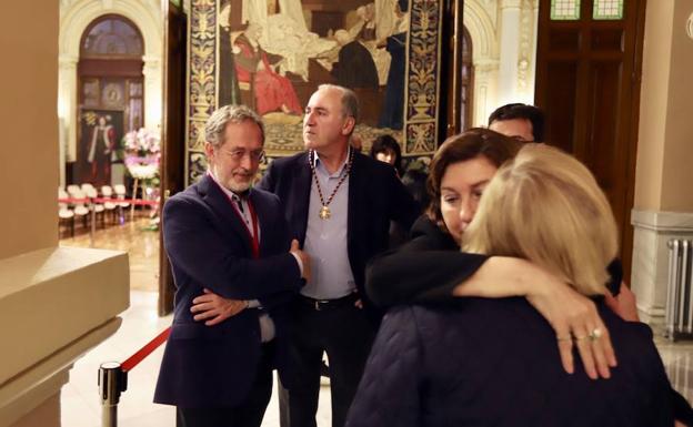 El teniente de alcalde, Manuel Saravia, junto al concejal de Hacienda, Antonio Gato, en la capilla ardiente de Tomás Rodríguez Bolaños en el Ayuntamiento de Valladolid