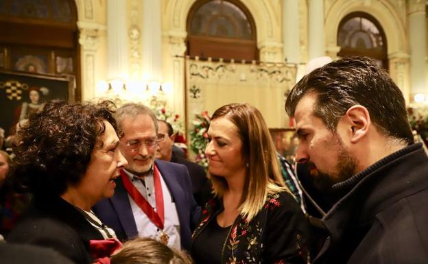La delegada del Gobierno, Virginia Barcones y el secretario regional del Psoe, Luis Tudanca, dan el pésame a la viuda en la capilla ardiente de Tomás Rodríguez Bolaños en el Ayuntamiento de Valladolid