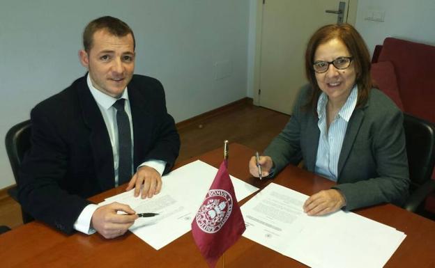 Tomás Sánchez Tregón, de la Fundación Estudio, Turismo y Deporte, firma el primer convenio con la vicerrectora de la UVA Mercedes Sánchez Báscones, en 2015. 