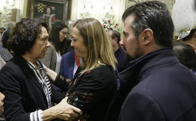 Virginia Barcones y Luis Tudanca saludan a la viuda de Rodríguez Bolaños, Irene Santamaría. 