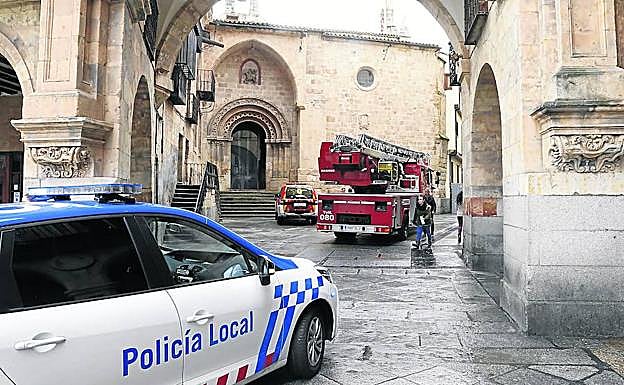 Un coche de la Policía Local y un vehículo de Bomberos circulan por el centro histórico de la capital salmantina. 