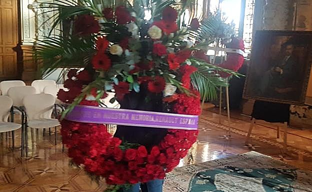 Corona de flores de Renault en la capilla ardiente de Rodríguez Bolaños.