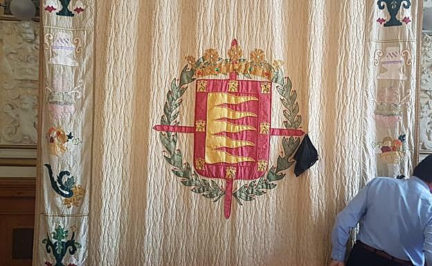 Crespón negro en el escudo de Valladolid del Ayuntamiento.