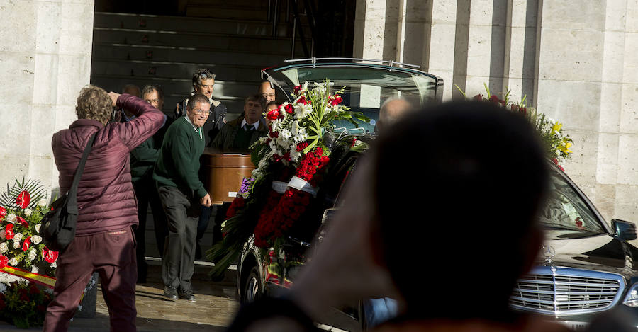 Fotos: Traslado del cuerpo de Tomás Rodríguez Bolaños de la capilla ardiente del Ayuntamiento de Valladolid al tanatorio
