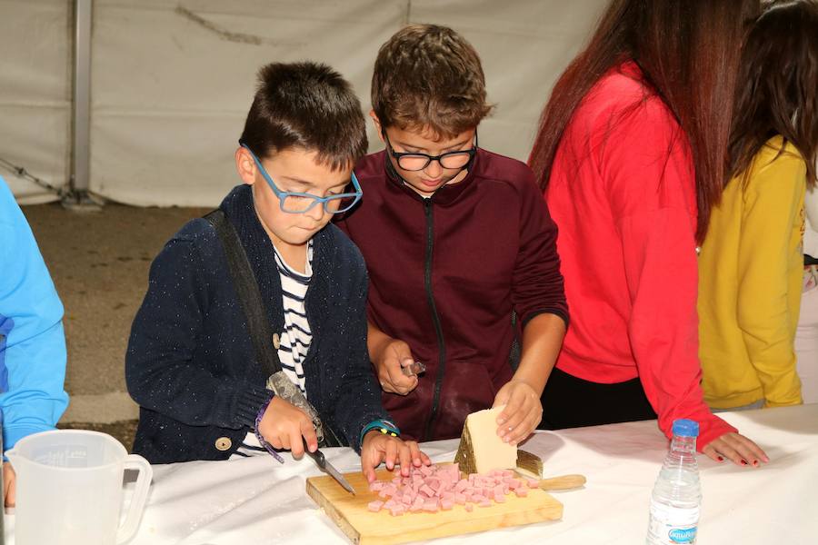 Fotos: Reparto de queso en Baltanás