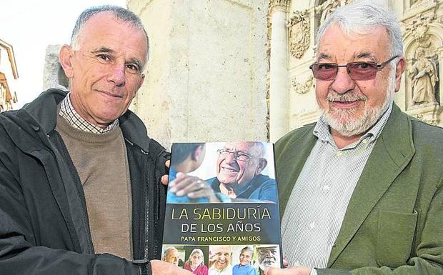 Jesús Landáburu y Miguel Ángel Boronat, con el libro. 