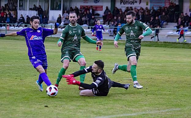 Alvarito intenta superar al guardameta Berlana, en una jugada polémica de la primera parte.