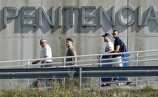 Tres miembros de la Manada abandonan la cárcel de Pamplona tras pagar la fianza. 