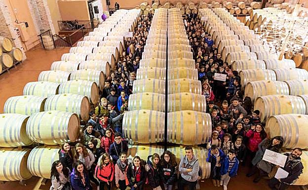 Los escolafres en la sala de barricas de Emilio Moro. 