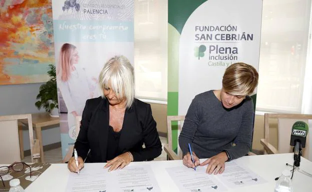 Las directoras de Centros Residenciales Palencia, Fina Santos y de la Fundación San Cebrián, Eva del Río, firman el acuerdo de colaboración por segundo año. 