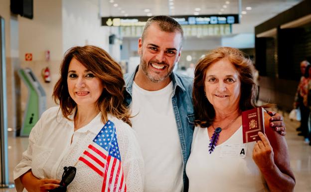 Los protagonistas Raquel Palma, a la izquierda, y Alberto Moreno, junto a Cari Antón, directora del musical. 