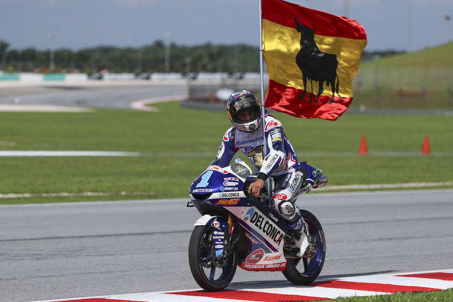 Jorge Martín celebra el título mundial de Moto3. 