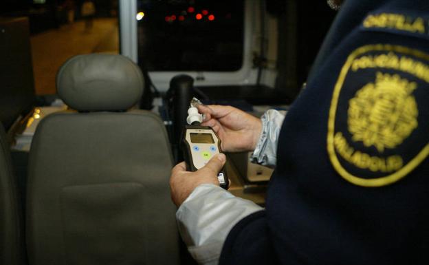 Un policía muestra un alcoholímetro.