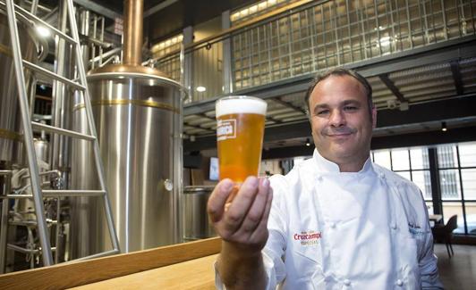 El chef gaditano Ángel León muestra un vaso de la cerveza que ha creado con ayuda de maestros cerveceros. 