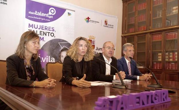 La consejera de Familia e Igualdad de Oportunidades, Alicia García, y el director de la Fundación ASTI Talent and Technology Foundation, Roberto Ranz, presentan en Ávila una nueva edición del programa 'Stem Talent Girl' en Castilla y León.