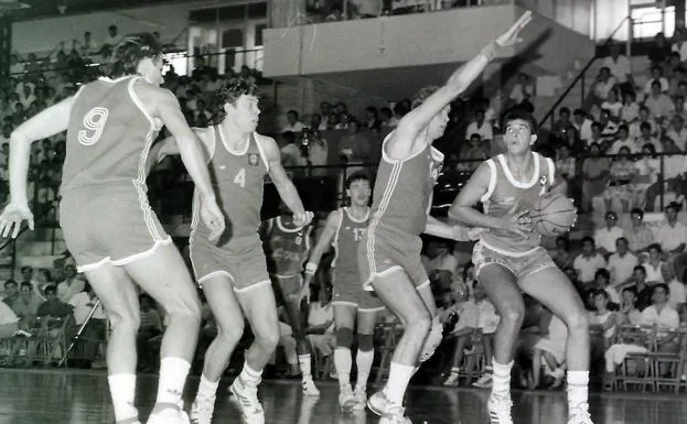 Imagen principal - Arriba, Reyes, del Fórum, ante la defensa de la URSS en 1988. A la derecha, Paspalj lanza a canasta ante la oposición de Sokk. A la izquierda, Drazen Petrovic señala una acción desde el banquillo, con Kukoc a la izquierda. 