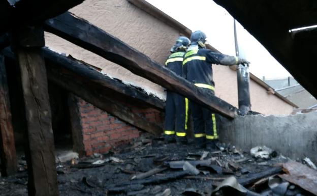 Los bomberos de la Diputación sofocan un incendio en Aldea de San Miguel