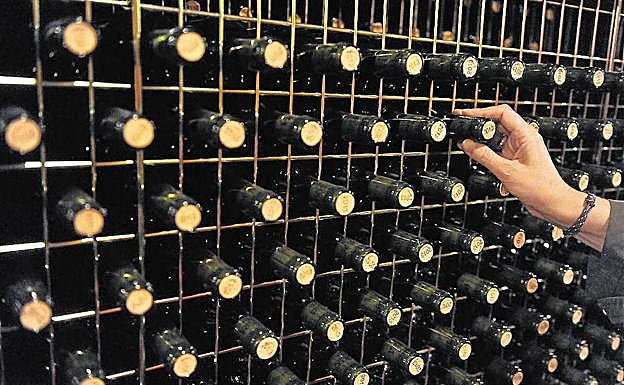 Botellero en las Bodegas Tinto Pesquera, en Pesquera de Duero, Valladolid. 