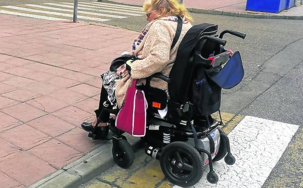 Maite tiene que sortear un bordillo alto para su silla de ruedas a pesar de haberse rebajado.