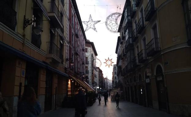 Comienza la instalación de luces navideñas en Valladolid. 