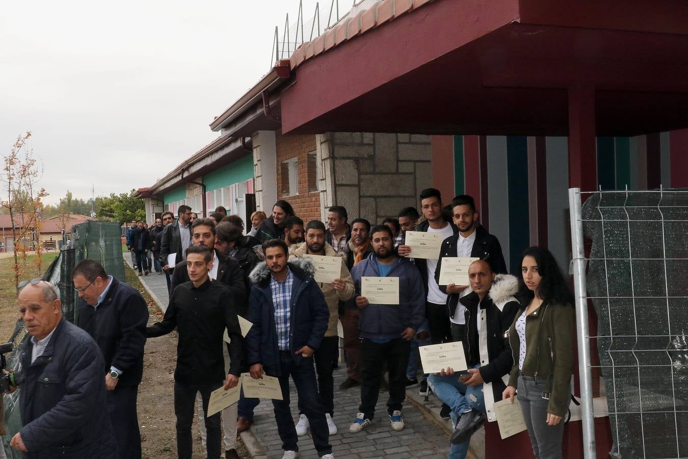 Al finalizar el recorrido por las instalaciones, Óscar Puente ha entregado diplomas a los participantes que han seguido los programas mixtos de Formación y Empleo 