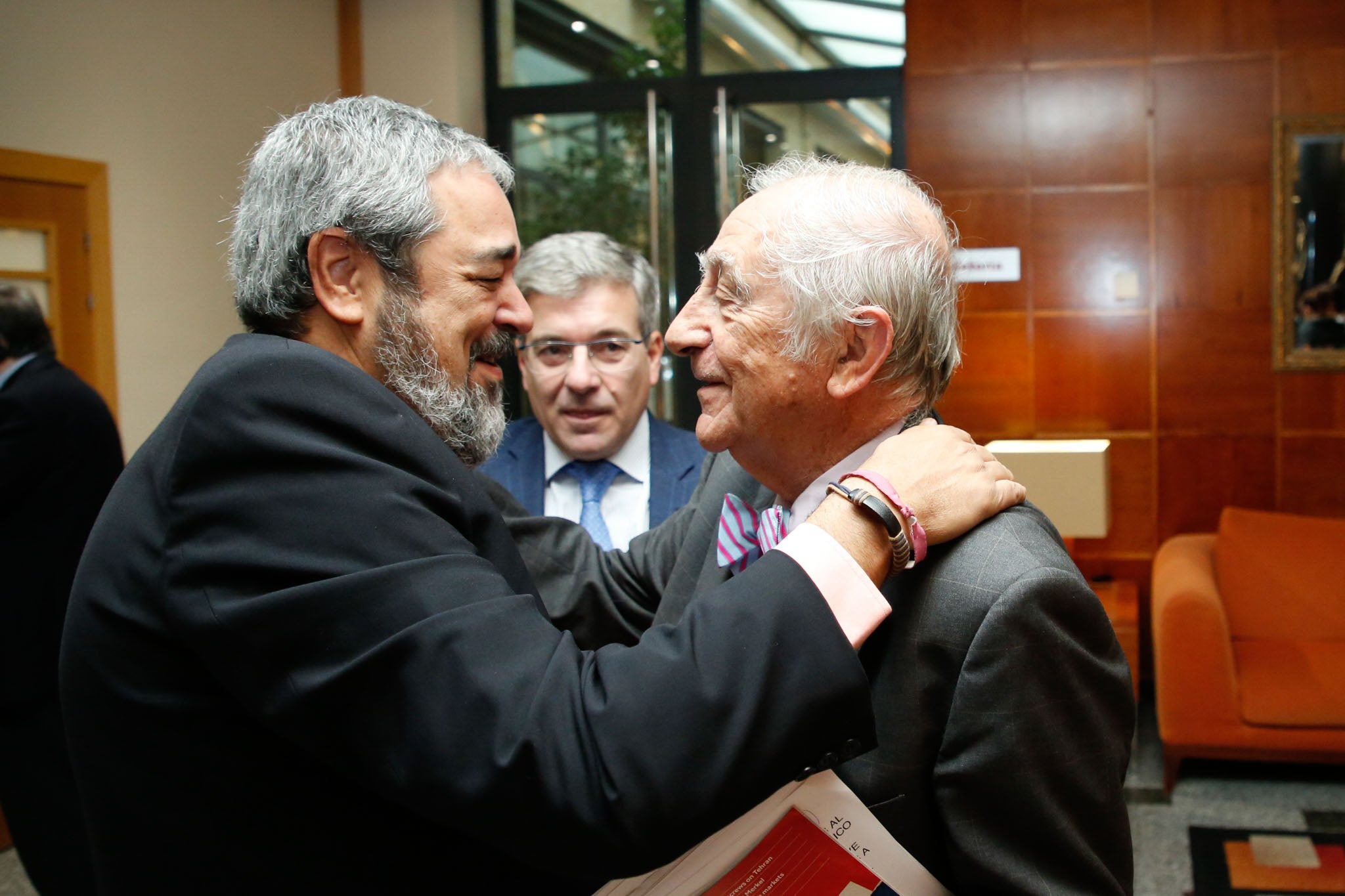 El diplomático español repasa la situación nacional e internacional y opina que Pedro Sánchez convocará elecciones «cuando las encuestas sean favorables»