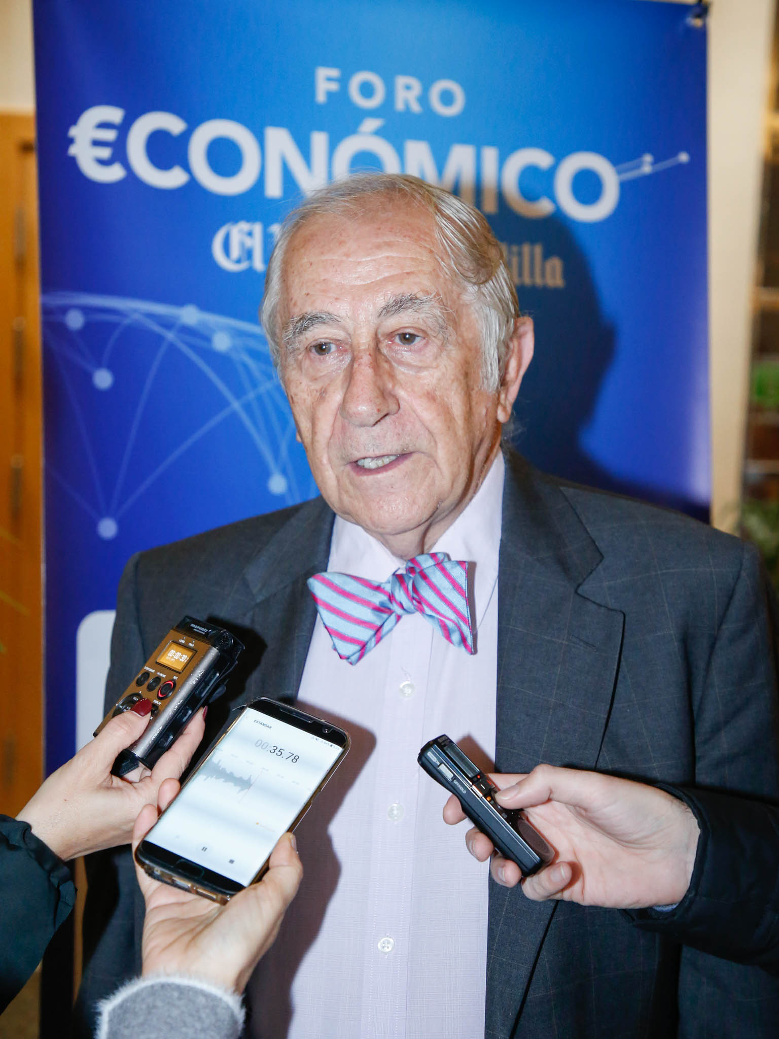 El diplomático español repasa la situación nacional e internacional y opina que Pedro Sánchez convocará elecciones «cuando las encuestas sean favorables»