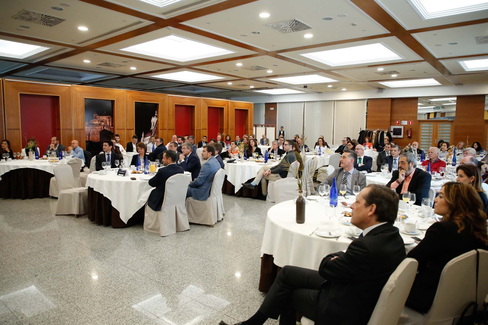 El diplomático español repasa la situación nacional e internacional y opina que Pedro Sánchez convocará elecciones «cuando las encuestas sean favorables»