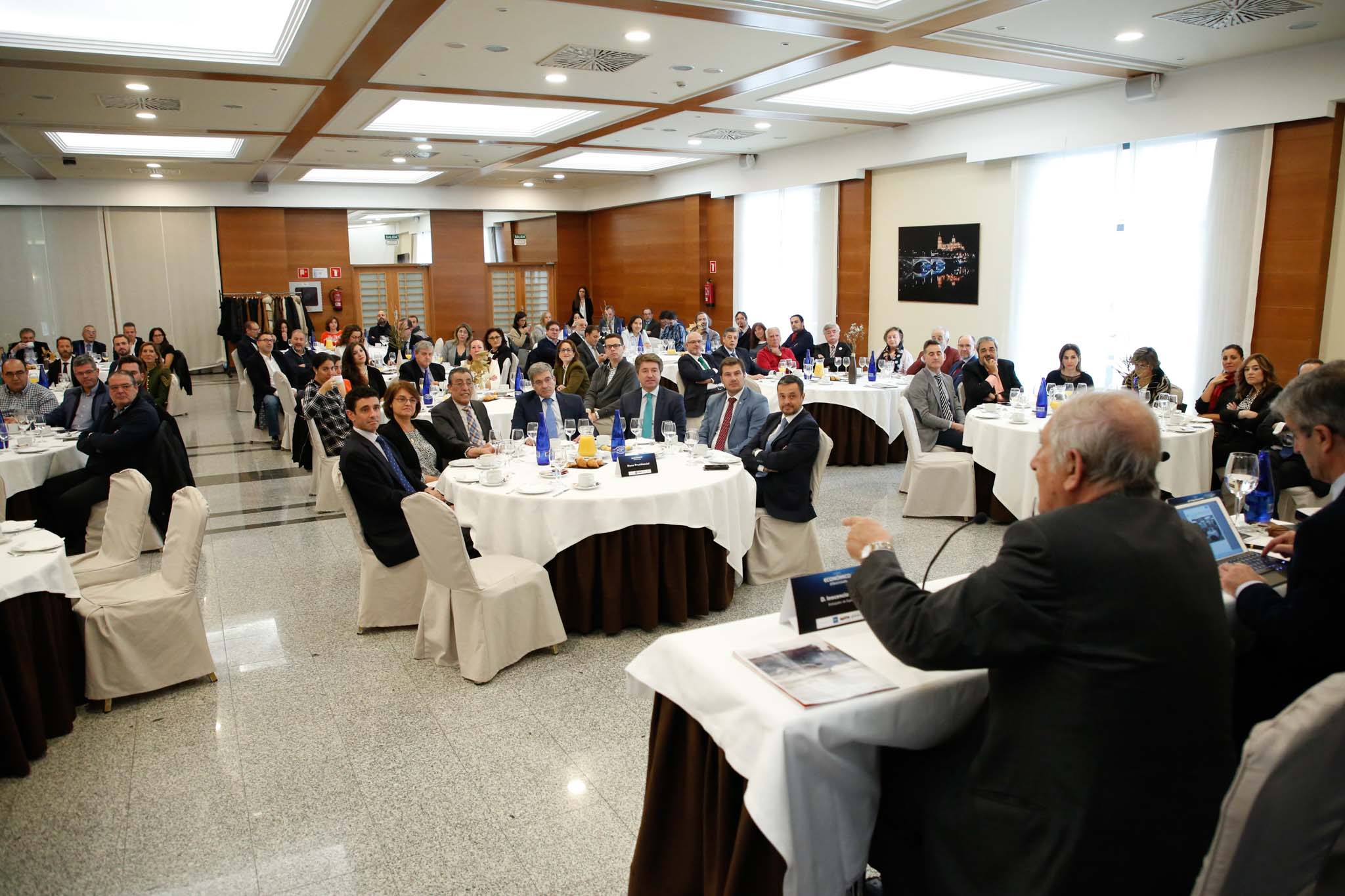 El diplomático español repasa la situación nacional e internacional y opina que Pedro Sánchez convocará elecciones «cuando las encuestas sean favorables»