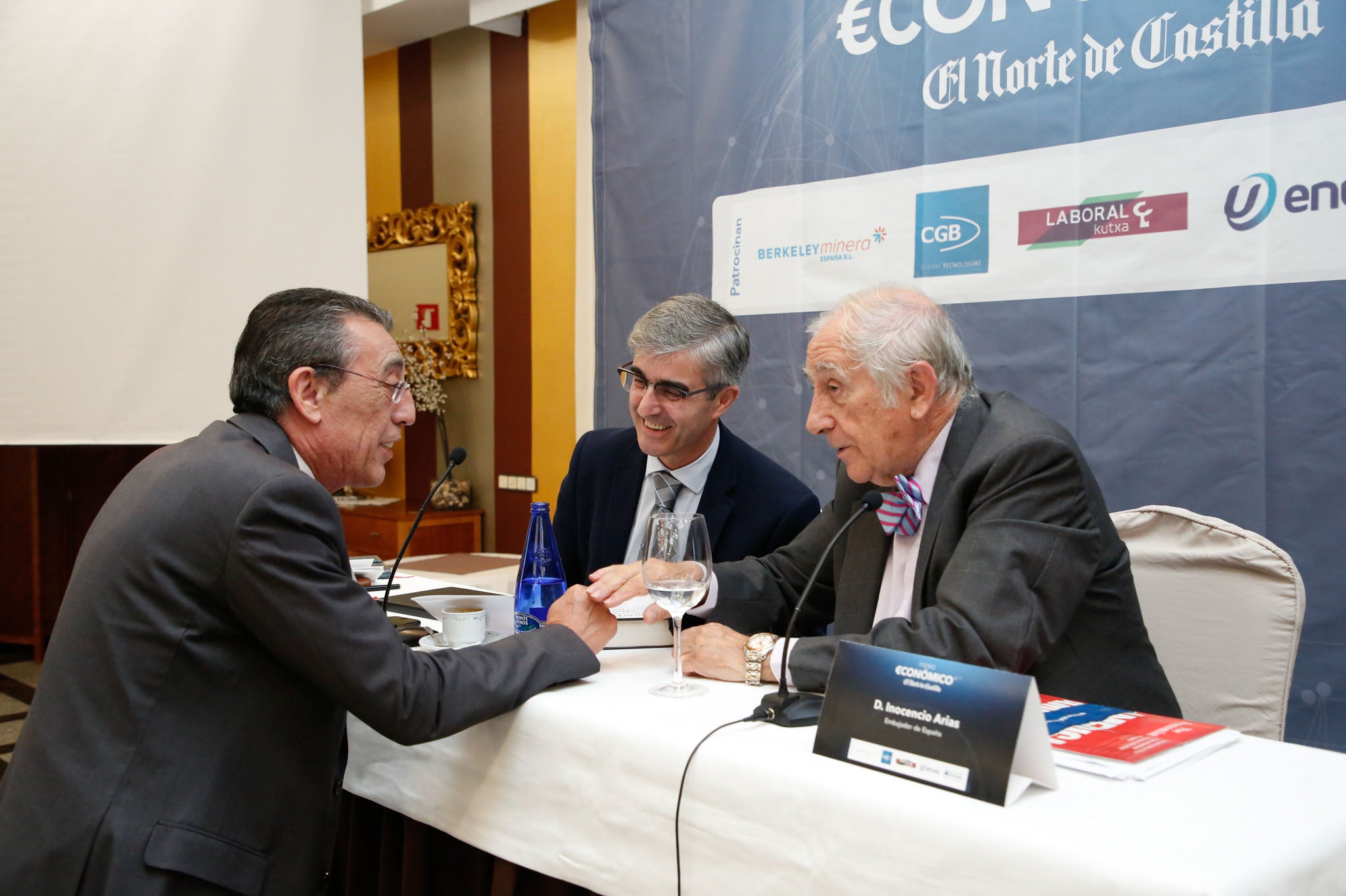 El diplomático español repasa la situación nacional e internacional y opina que Pedro Sánchez convocará elecciones «cuando las encuestas sean favorables»