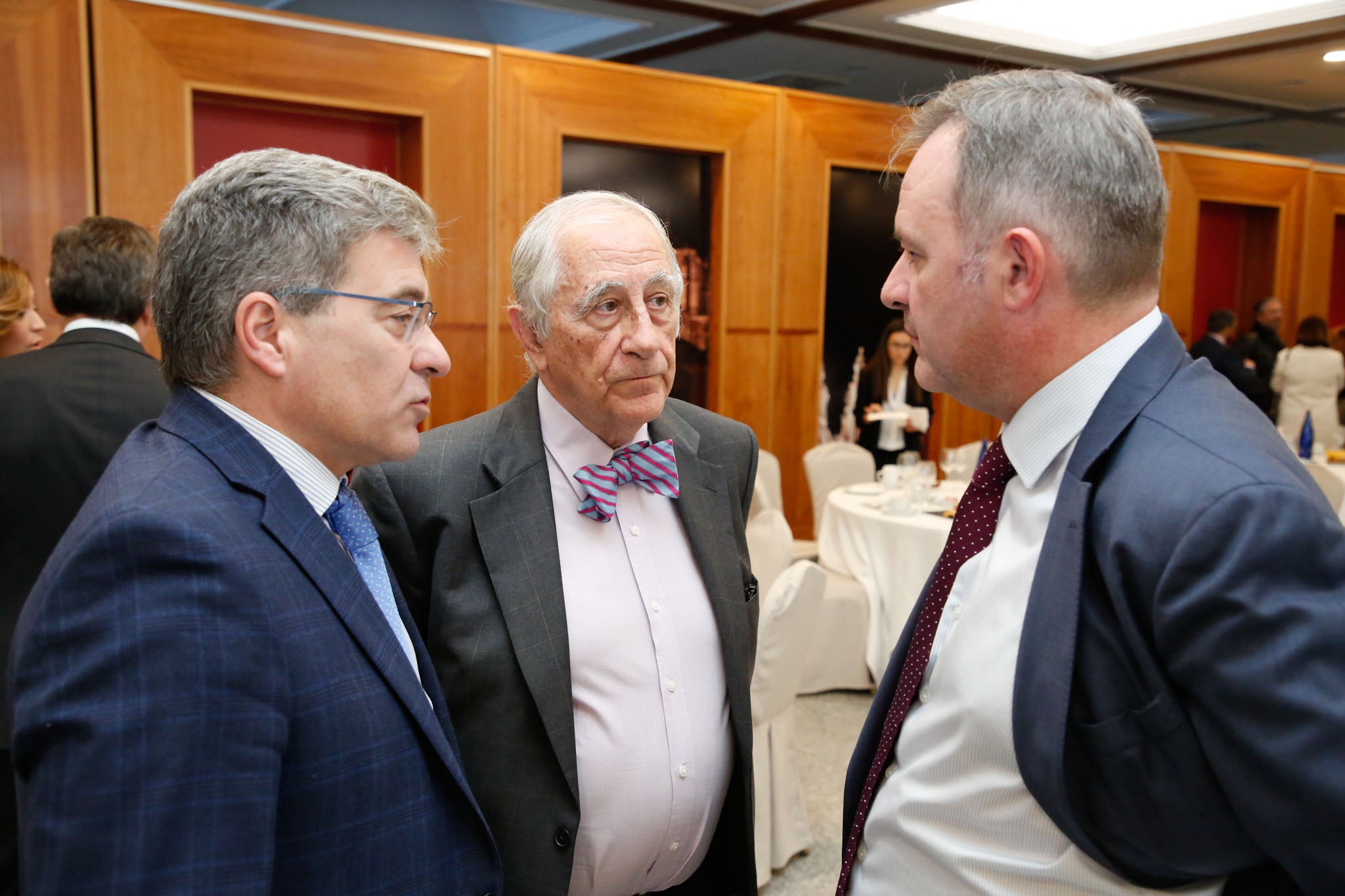 El diplomático español repasa la situación nacional e internacional y opina que Pedro Sánchez convocará elecciones «cuando las encuestas sean favorables»