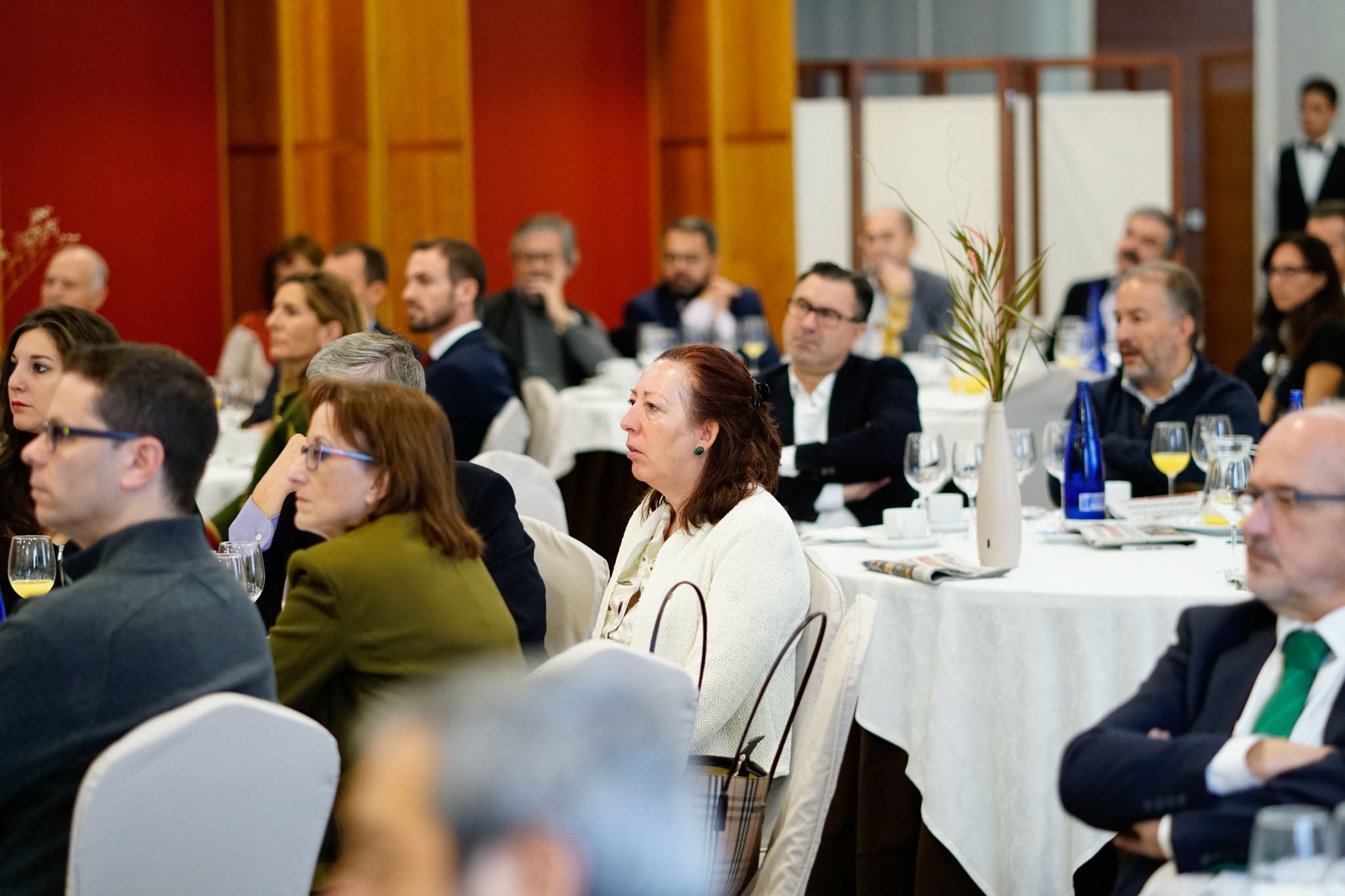 El diplomático español repasa la situación nacional e internacional y opina que Pedro Sánchez convocará elecciones «cuando las encuestas sean favorables»