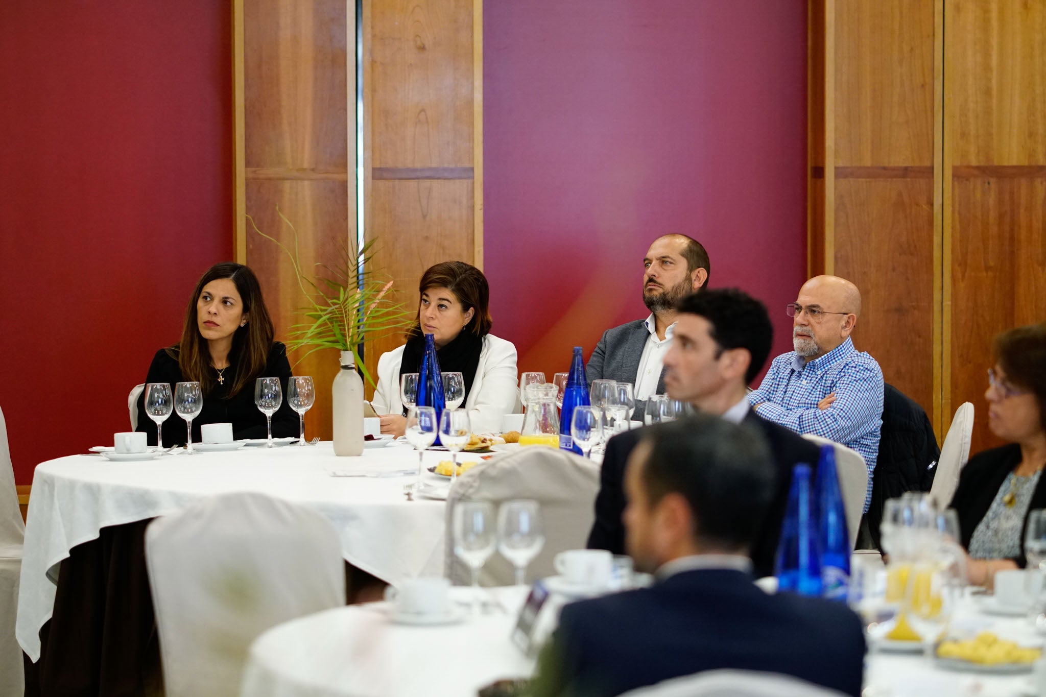 El diplomático español repasa la situación nacional e internacional y opina que Pedro Sánchez convocará elecciones «cuando las encuestas sean favorables»