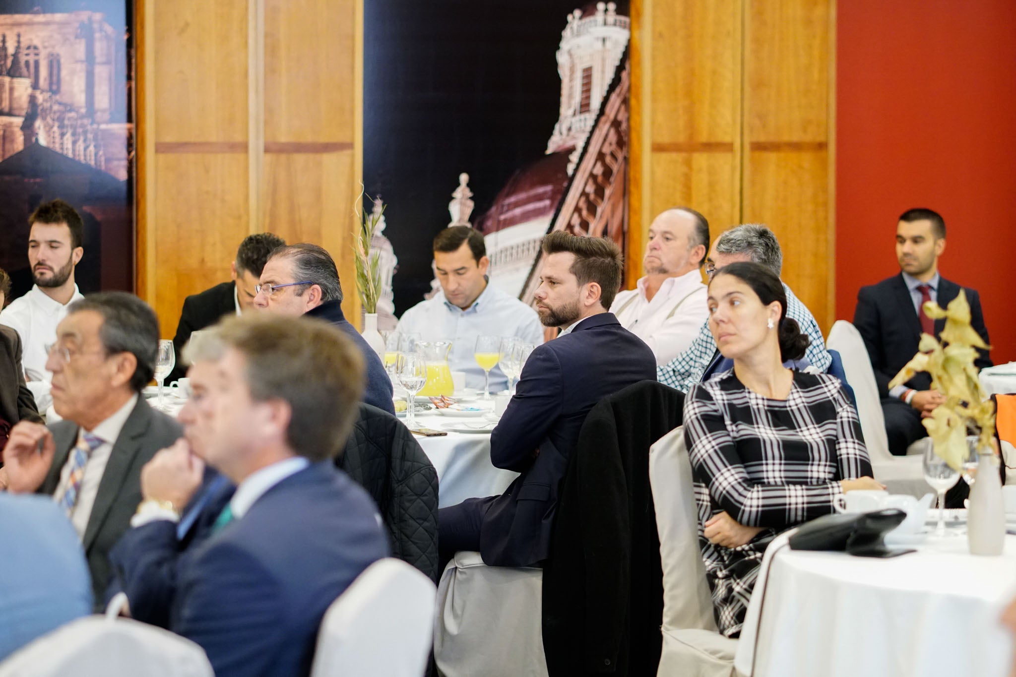 El diplomático español repasa la situación nacional e internacional y opina que Pedro Sánchez convocará elecciones «cuando las encuestas sean favorables»