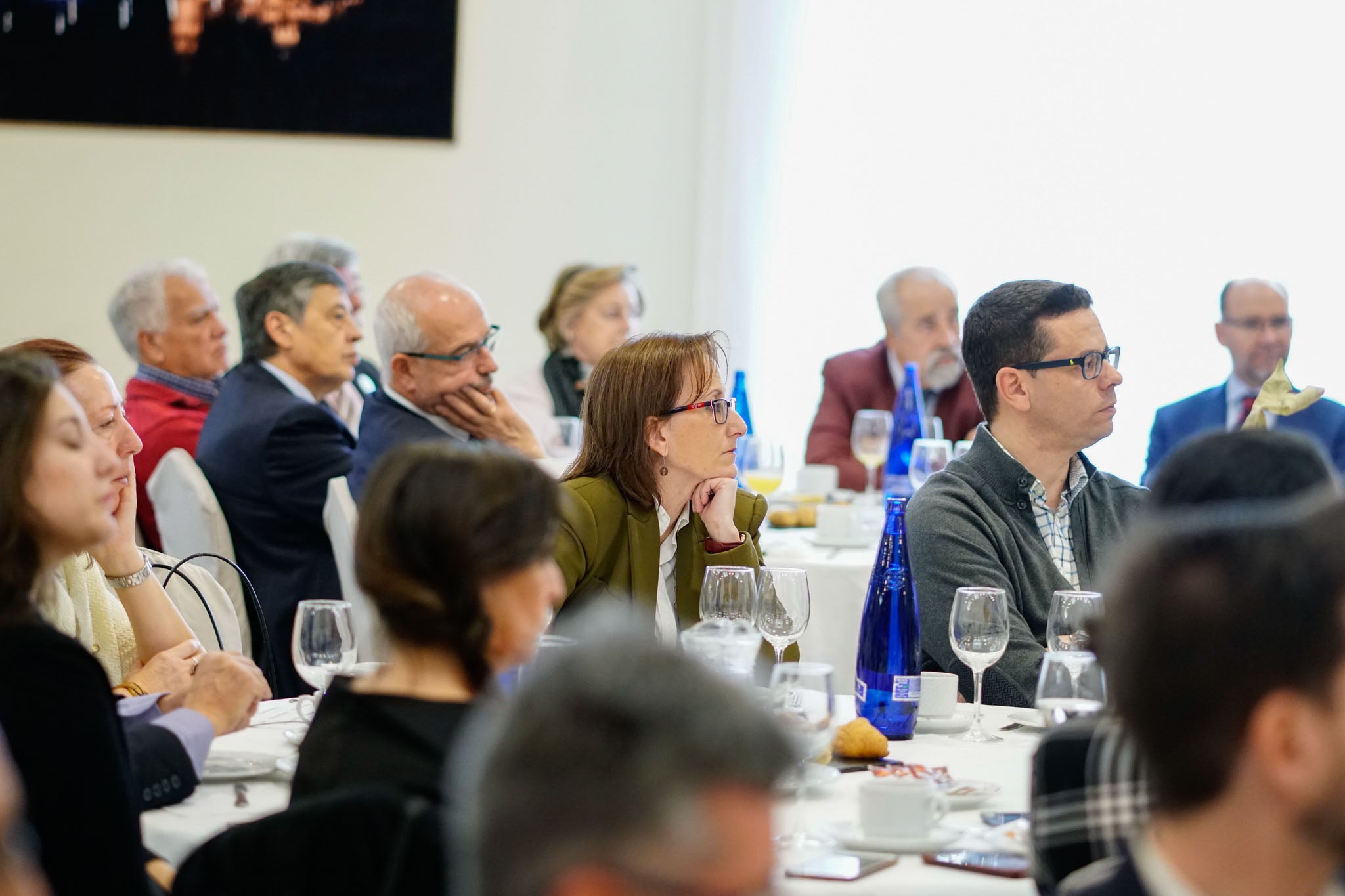El diplomático español repasa la situación nacional e internacional y opina que Pedro Sánchez convocará elecciones «cuando las encuestas sean favorables»