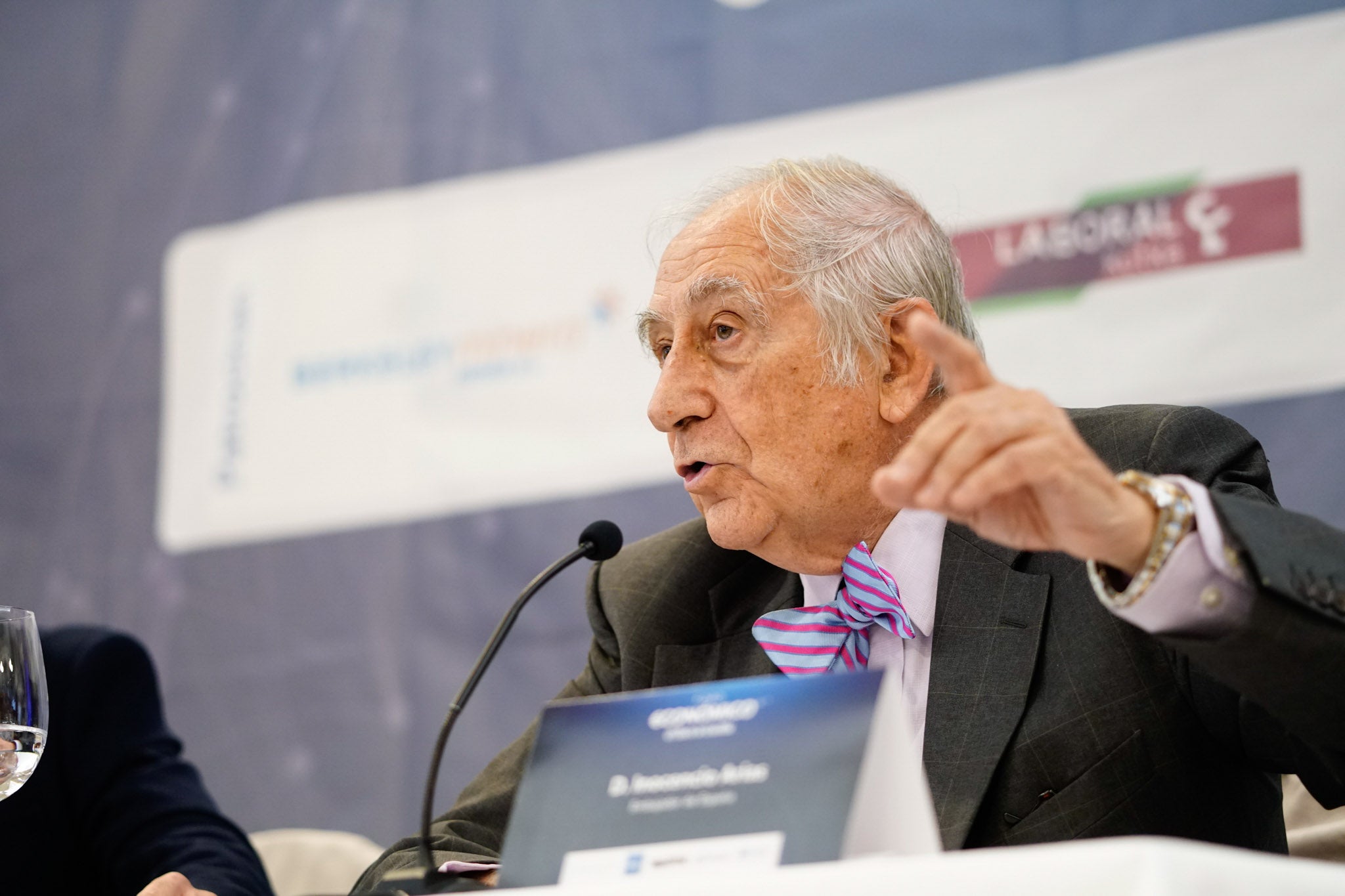 El diplomático español repasa la situación nacional e internacional y opina que Pedro Sánchez convocará elecciones «cuando las encuestas sean favorables»